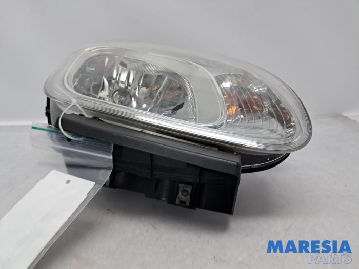 Używane Reflektor prawy Fiat Panda (312) 0.9 TwinAir Turbo 85 Cena € 49,00 Procedura marży oferowane przez Maresia Parts