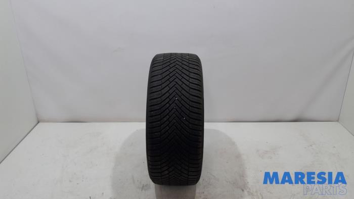 Używane Opona Renault Talisman Estate (RFDK) 1.6 Energy TCe 150 Cena € 50,00 Procedura marży oferowane przez Maresia Parts