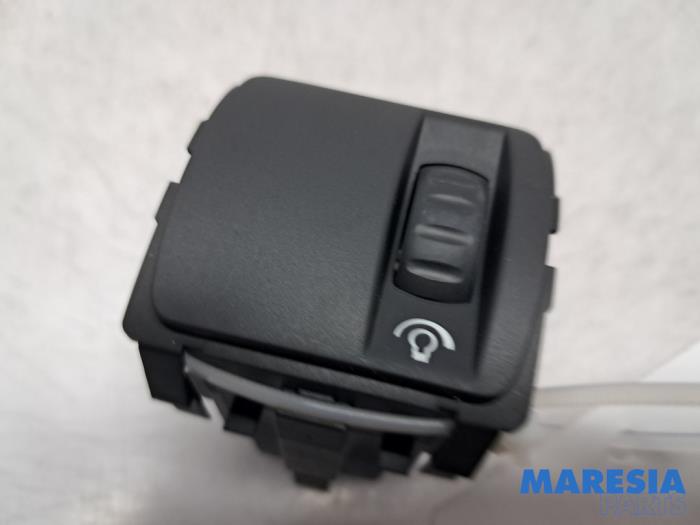 Begagnade Dimmer, förarkabin Renault Megane III Grandtour (KZ) 2.0 16V CVT Pris € 10,00 Marginaltabell erbjuds av Maresia Parts