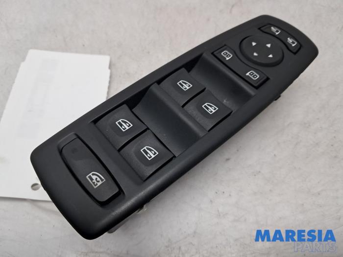 Używane Przelacznik combi okienny Renault Megane III Grandtour (KZ) 2.0 16V CVT Cena € 35,00 Procedura marży oferowane przez Maresia Parts