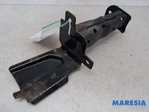 Usagé Support partie avant Renault Talisman Estate (RFDK) 1.6 Energy TCe 150 Prix € 35,00 Règlement à la marge proposé par Maresia Parts