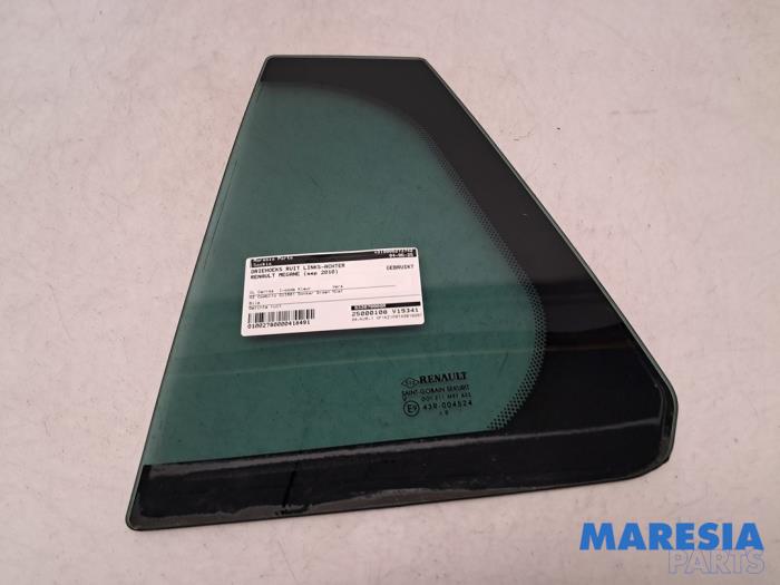 Usados Ventanilla triangular izquierda detrás Renault Megane III Grandtour (KZ) 2.0 16V CVT Precio € 65,00 Norma de margen ofrecido por Maresia Parts