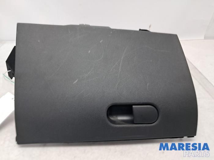 Begagnade Handskfack Alfa Romeo Giulietta (940) 1.4 TB 16V MultiAir Pris € 50,00 Marginaltabell erbjuds av Maresia Parts