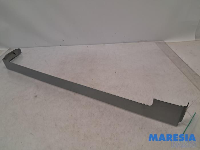 Begagnade Dekorstripe Renault Kangoo/Grand Kangoo (KW) 1.6 16V Pris € 25,00 Marginaltabell erbjuds av Maresia Parts