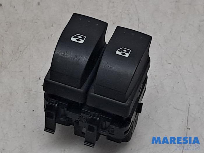 Usados Interruptor combinado de ventanillas Renault Kangoo/Grand Kangoo (KW) 1.6 16V Precio € 25,00 Norma de margen ofrecido por Maresia Parts