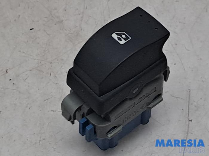 Usados Interruptor de ventanilla eléctrica Renault Kangoo/Grand Kangoo (KW) 1.6 16V Precio € 15,00 Norma de margen ofrecido por Maresia Parts