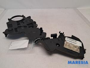 Usados Tapa de distribución Peugeot 308 SW (L4/L9/LC/LJ/LR) 1.6 BlueHDi 120 Precio € 30,00 Norma de margen ofrecido por Maresia Parts