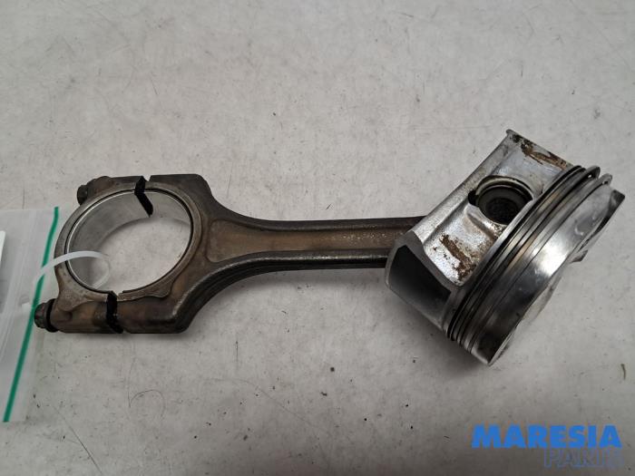 Używane Korbowód Peugeot 2008 (CU) 1.6 VTI 16V Cena € 50,00 Procedura marży oferowane przez Maresia Parts