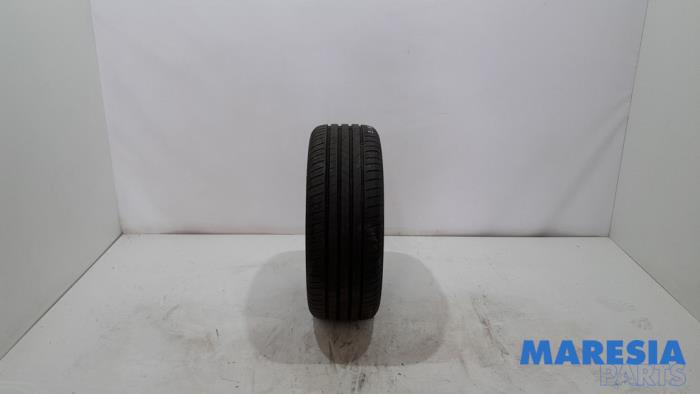 Używane Opona Peugeot 3008 I (0U/HU) 1.6 16V THP 155 Cena € 35,00 Procedura marży oferowane przez Maresia Parts