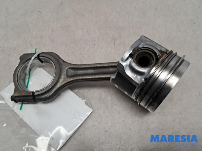 Używane Korbowód Peugeot Partner (GC/GF/GG/GJ/GK) 1.6 BlueHDi 100 Cena € 60,50 Z VAT oferowane przez Maresia Parts