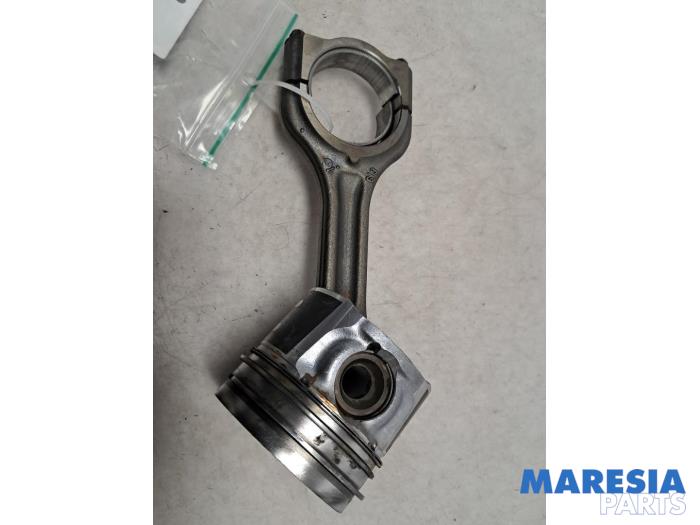 Używane Korbowód Peugeot Partner (GC/GF/GG/GJ/GK) 1.6 BlueHDi 100 Cena € 60,50 Z VAT oferowane przez Maresia Parts