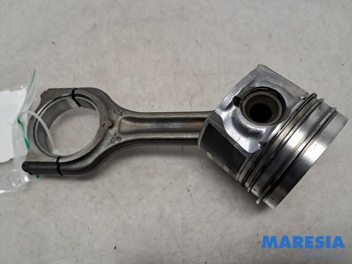 Używane Korbowód Peugeot Partner (GC/GF/GG/GJ/GK) 1.6 BlueHDi 100 Cena € 60,50 Z VAT oferowane przez Maresia Parts