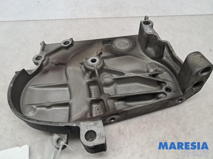 Usagé Couvercle de distribution Renault Kangoo/Grand Kangoo (KW) 1.6 16V Prix € 25,00 Règlement à la marge proposé par Maresia Parts