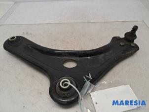 Begagnade Främre undre gaffelben, vänster Peugeot 2008 (CU) 1.6 VTI 16V Pris € 39,95 Marginaltabell erbjuds av Maresia Parts