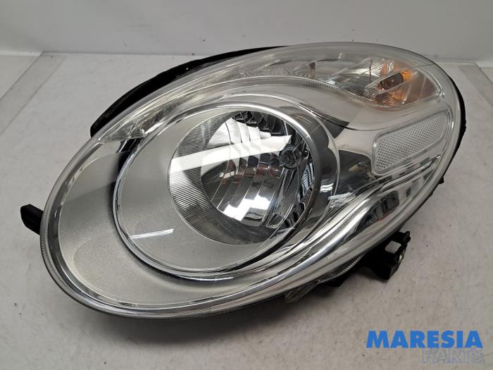 Używane Reflektor lewy Fiat 500L (199) 1.4 Turbo 16V Cena € 149,99 Procedura marży oferowane przez Maresia Parts