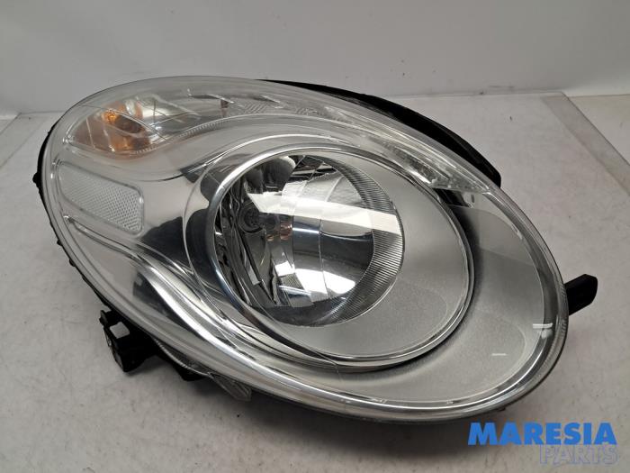 Używane Reflektor prawy Fiat 500L (199) 1.4 Turbo 16V Cena € 149,99 Procedura marży oferowane przez Maresia Parts