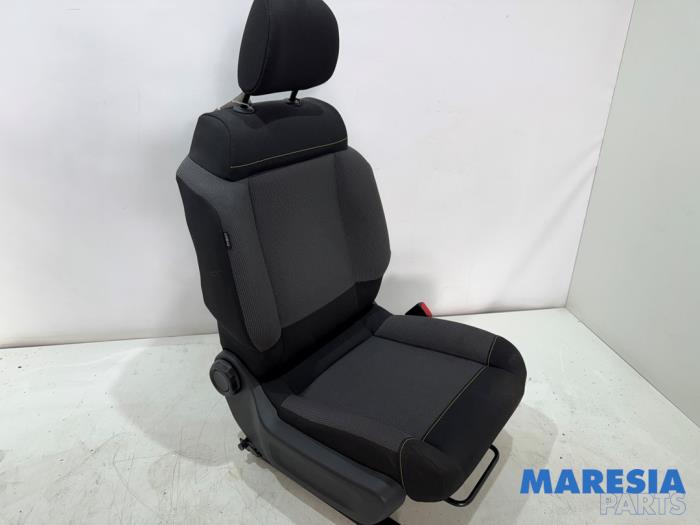 Używane Fotel prawy Citroen C3 (SX/SW) 1.2 Vti 12V PureTech Cena € 149,95 Procedura marży oferowane przez Maresia Parts