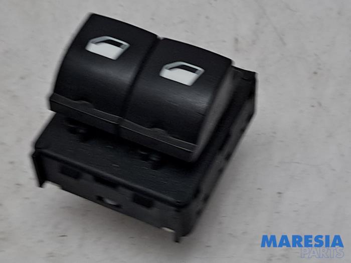 Usados Interruptor combinado de ventanillas Citroen C4 Cactus (0B/0P) 1.2 PureTech 82 12V Precio € 25,00 Norma de margen ofrecido por Maresia Parts