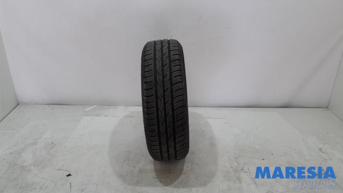 Używane Opona Fiat Doblo Cargo (263) 1.6 D Multijet Cena € 27,23 Z VAT oferowane przez Maresia Parts