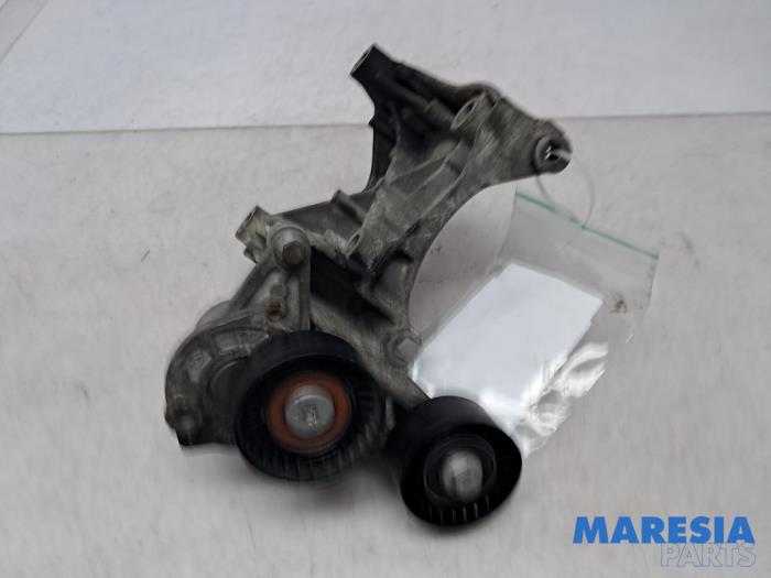 Usagé Support dynamo haut Renault Trafic (1FL/2FL/3FL/4FL) 1.6 dCi 125 Twin Turbo Prix € 42,29 Prix TTC proposé par Maresia Parts