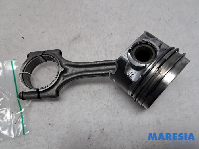 Używane Korbowód Peugeot Partner (EA//EF/EN/EU) 1.5 BlueHDi 100 Cena € 90,75 Z VAT oferowane przez Maresia Parts