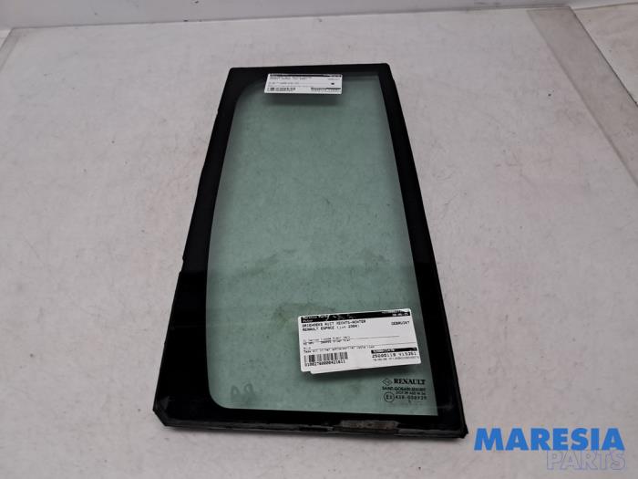 Usados Ventanilla triangular derecha detrás Renault Espace (JK) 2.0 16V Precio € 50,00 Norma de margen ofrecido por Maresia Parts