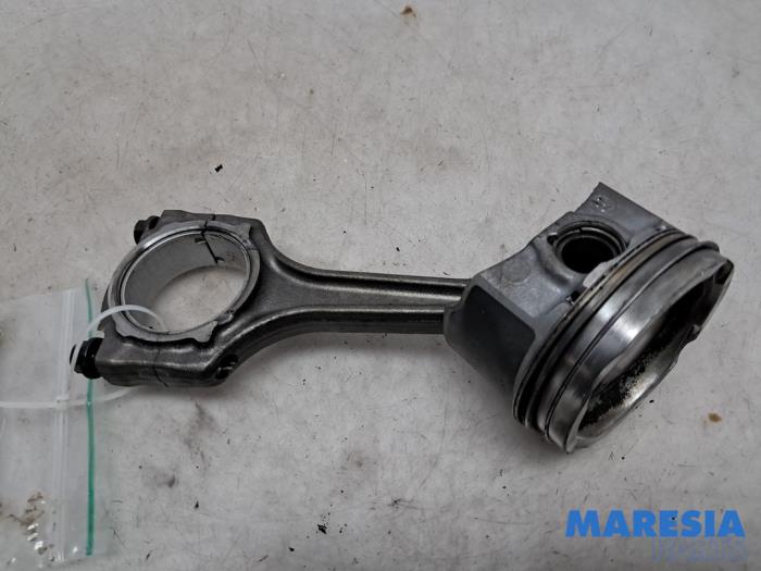 Usagé Bielle Alfa Romeo Giulietta (940) 1.4 TB 16V MultiAir Prix € 45,00 Règlement à la marge proposé par Maresia Parts