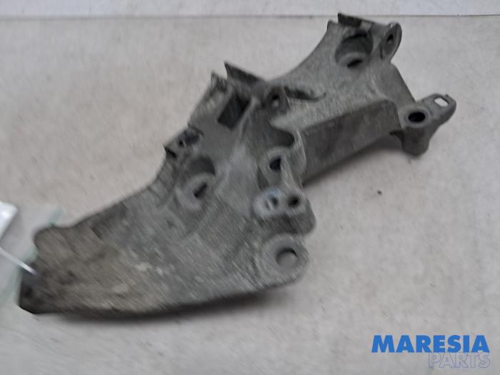 Usagé Support dynamo haut Renault Megane III Grandtour (KZ) 1.5 dCi 110 Prix € 25,00 Règlement à la marge proposé par Maresia Parts