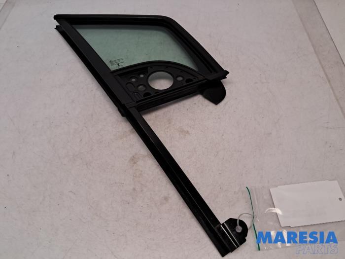 Usados Ventanilla triangular derecha delante Opel Combo Life/Tour 1.5 CDTI 100 Precio € 121,00 IVA incluido ofrecido por Maresia Parts