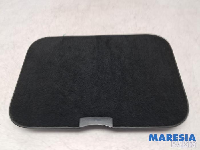 Używane Schowek Renault Megane III Grandtour (KZ) 1.5 dCi 110 Cena € 20,00 Procedura marży oferowane przez Maresia Parts