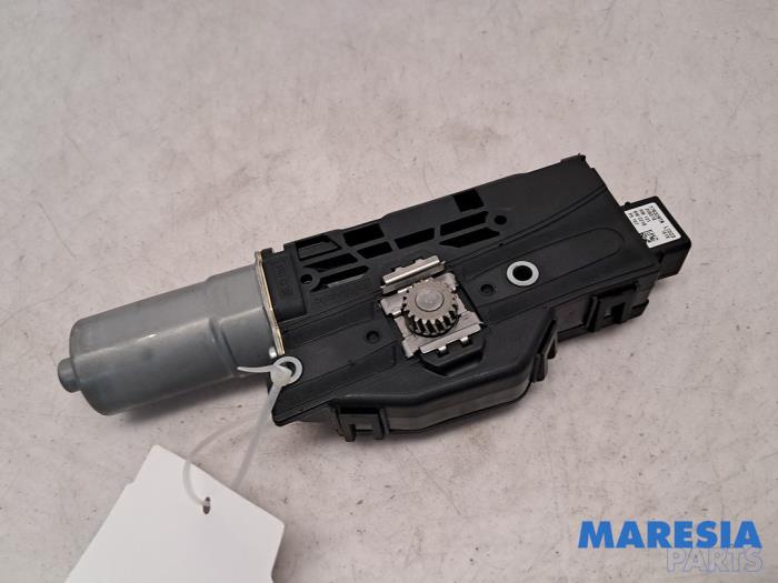 Używane Silnik szyberdachu Peugeot 5008 II (M4/MC/MJ/MR) 1.2 12V e-THP PureTech 130 Cena € 180,00 Procedura marży oferowane przez Maresia Parts