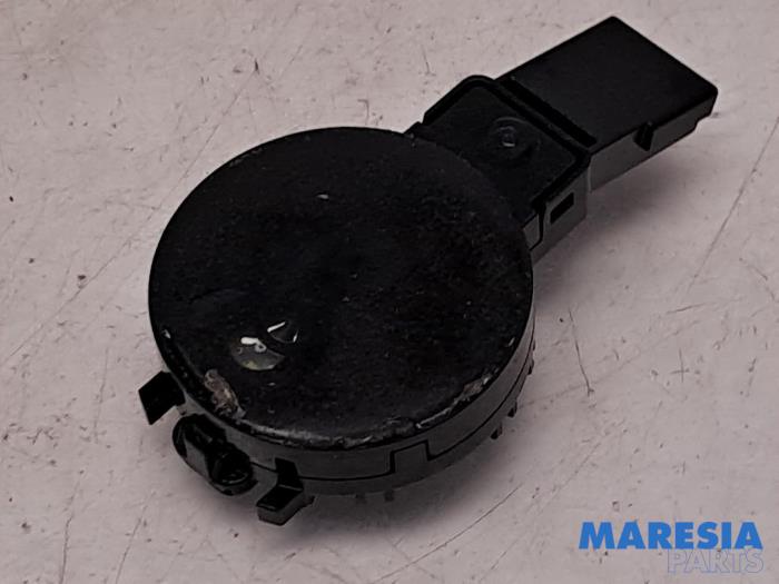 Begagnade Regnsensor Peugeot 5008 II (M4/MC/MJ/MR) 1.2 12V e-THP PureTech 130 Pris € 24,20 Marginaltabell erbjuds av Maresia Parts