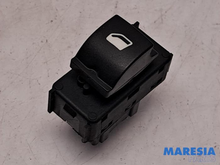 Usados Interruptor de ventanilla eléctrica Opel Combo Life/Tour 1.5 CDTI 100 Precio € 18,15 IVA incluido ofrecido por Maresia Parts