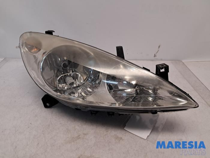 Używane Reflektor prawy Peugeot 307 (3A/C/D) 1.4 16V Cena € 45,00 Procedura marży oferowane przez Maresia Parts