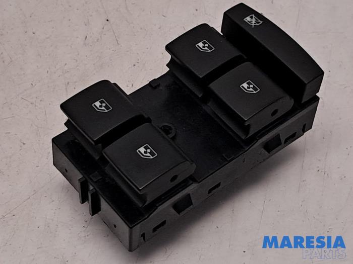 Usados Interruptor combinado de ventanillas Opel Astra K Sports Tourer 1.2 Turbo 12V Precio € 42,50 Norma de margen ofrecido por Maresia Parts