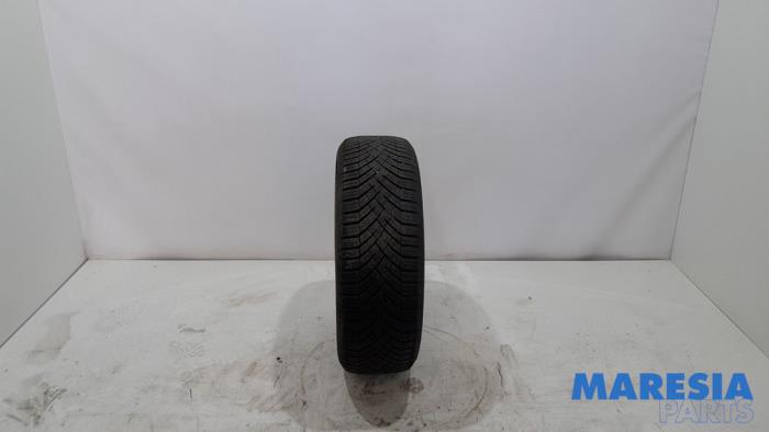 Używane Opona Opel Combo Cargo 1.5 CDTI 100 Cena € 36,30 Z VAT oferowane przez Maresia Parts