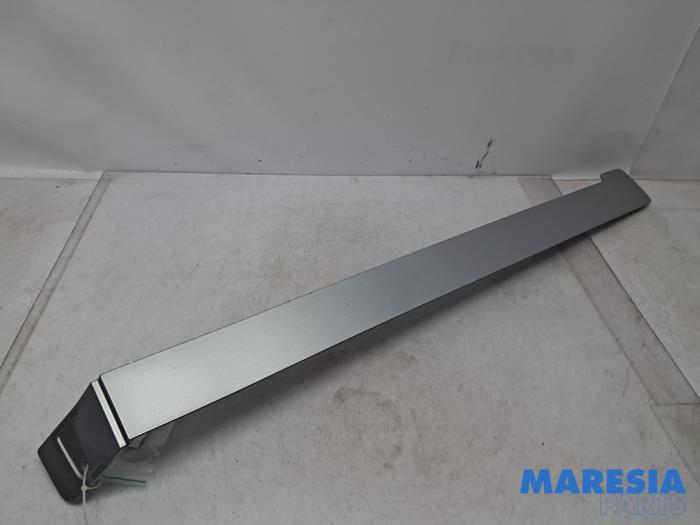 Begagnade Dekorstripe Citroen Jumpy 2.0 Blue HDI 180 Pris € 96,79 Inklusive moms erbjuds av Maresia Parts