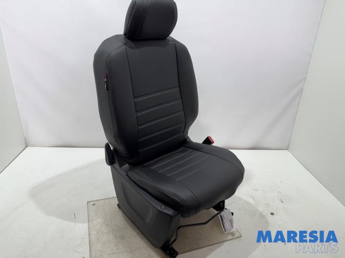 Używane Fotel prawy Opel Combo Cargo 1.5 CDTI 100 Cena € 240,79 Z VAT oferowane przez Maresia Parts