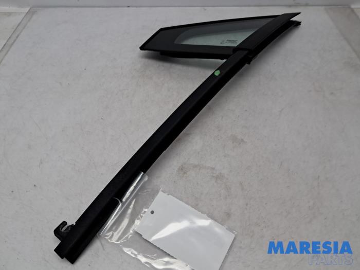 Usados Ventanilla triangular izquierda delante Renault Clio IV Estate/Grandtour (7R) 1.2 TCE 16V EDC Precio € 40,00 Norma de margen ofrecido por Maresia Parts