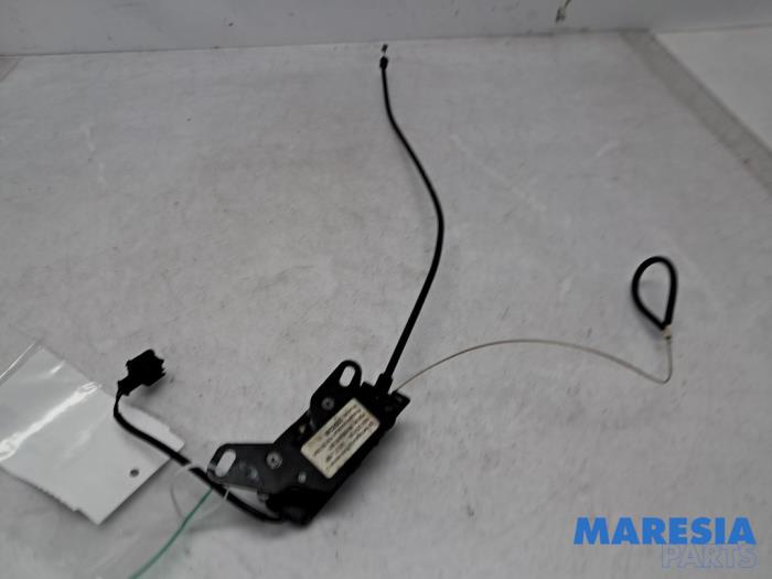 Używane Blokada dachu cabrio Peugeot 307 CC (3B) 2.0 16V Cena € 42,50 Procedura marży oferowane przez Maresia Parts