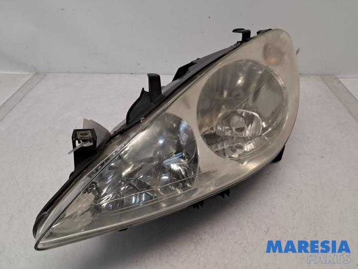 Używane Reflektor lewy Peugeot 307 CC (3B) 2.0 16V Cena € 45,00 Procedura marży oferowane przez Maresia Parts