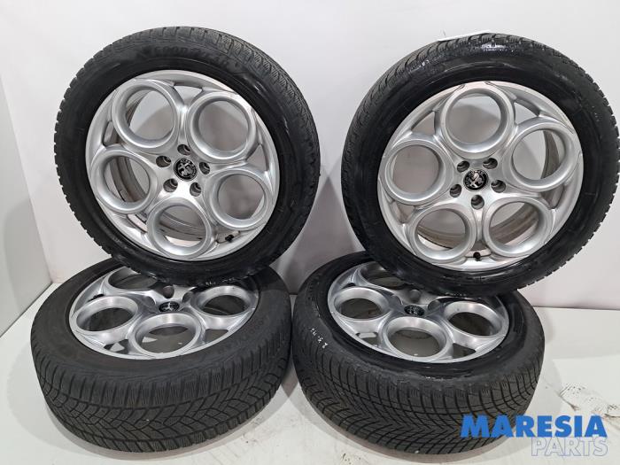Begagnade Sporthjulsuppsättning + däck Alfa Romeo Tonale 1.5 T Hybrid Pris € 1.050,00 Marginaltabell erbjuds av Maresia Parts