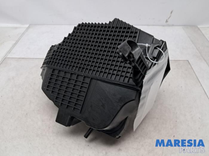 Begagnade Luftfilterhus Renault Clio IV Estate/Grandtour (7R) 1.2 TCE 16V EDC Pris € 20,00 Marginaltabell erbjuds av Maresia Parts