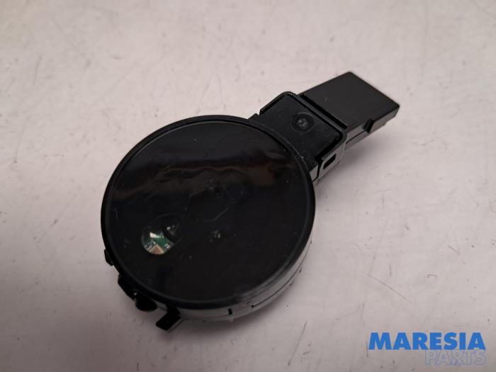 Begagnade Regnsensor Opel Vivaro 2.0 CDTI 122 Pris € 27,23 Inklusive moms erbjuds av Maresia Parts
