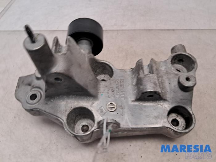 Usagé Support dynamo bas Renault Master III (MA/MB/MC/MD/MH/MF/MG/MH) 2.3 dCi 135 16V FWD Prix € 54,45 Prix TTC proposé par Maresia Parts