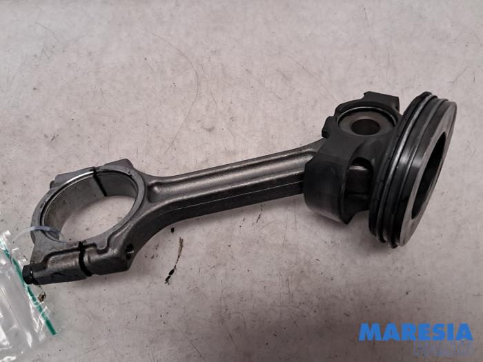 Używane Korbowód Renault Master III (MA/MB/MC/MD/MH/MF/MG/MH) 2.3 dCi 135 16V FWD Cena € 152,46 Z VAT oferowane przez Maresia Parts