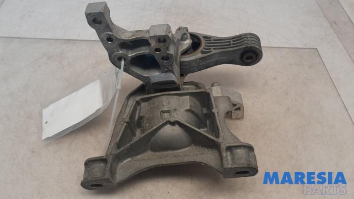 Used Engine mount Opel Vivaro 2.0 CDTI 122 Price € 48,34 Inclusive VAT offered by Maresia Parts