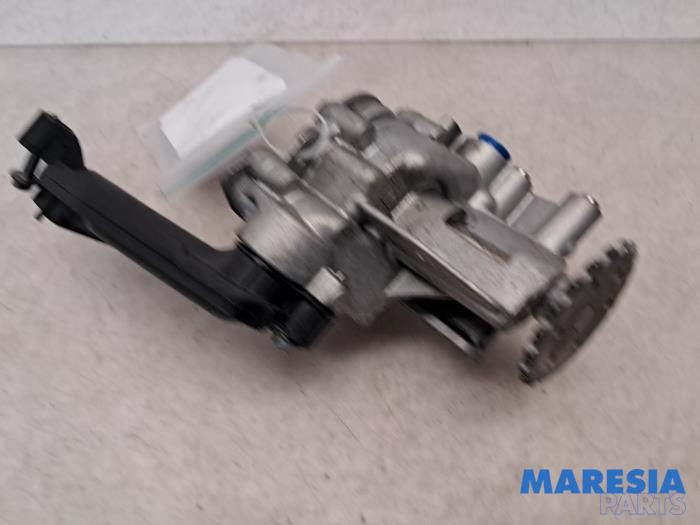Używane Pompa oleju Renault Master III (MA/MB/MC/MD/MH/MF/MG/MH) 2.3 dCi 135 16V FWD Cena € 145,20 Z VAT oferowane przez Maresia Parts