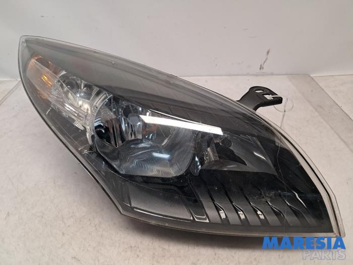 Używane Reflektor prawy Renault Megane III Coupe (DZ) 1.2 16V TCE 115 Cena € 105,00 Procedura marży oferowane przez Maresia Parts