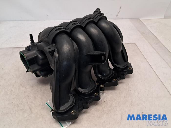 Używane Kolektor dolotowy Peugeot 206 SW (2E/K) 1.6 16V Cena € 35,00 Procedura marży oferowane przez Maresia Parts